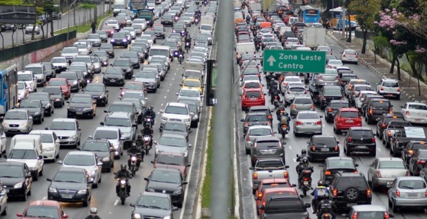 Segurança no trânsito melhora no mundo, mas piora no Brasil, diz OMS